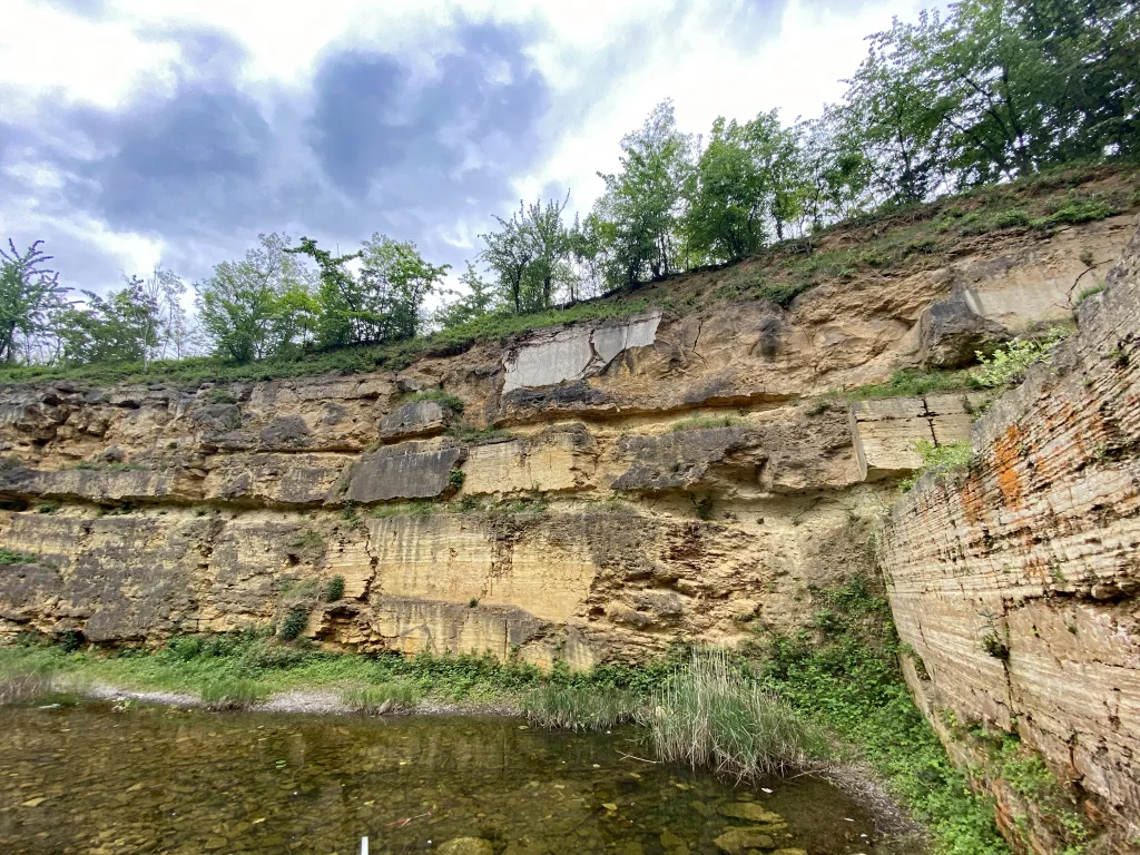 Travertin-Schichten im Steinbruch der Firma Haas in Stuttgart-Bad Cannstatt.